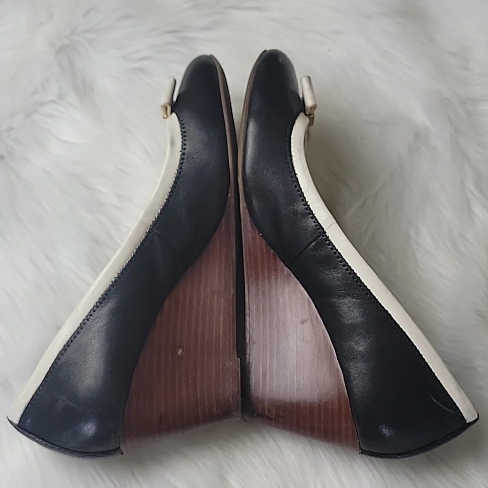 TORY BURCH Navy Blue White Edge Bow Gold Tone Logo Preppy Nautical Wedge Heels 9